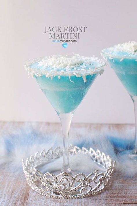 How festive is this JACK FROST MARTINI?! MarlaMeridith.com January Martinis, Frozen Martini Recipes, Winter Martini Recipes, Snowflake Martini Recipe, Snowflake Martini, Gin Punch, Pub Drinks, Christmas Beverages, Blueberry Martini