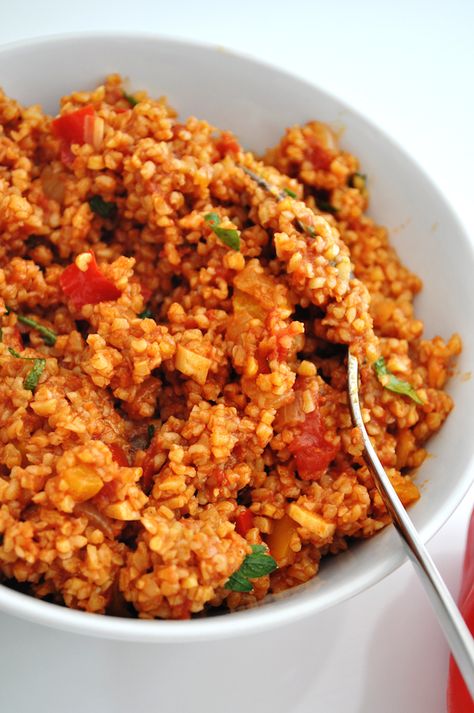 Bulgur Pilaf, Bulgur Recipes, Bulgur Salad, Lebanese Food, Bell Pepper Recipes, Middle Eastern Recipes, Turkish Recipes, Meat Free, Bell Peppers