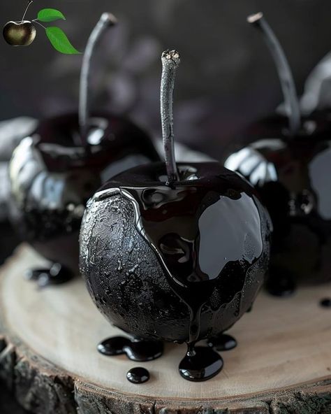 Recipes Trends | 🖤 Black Poison Candy Apples 🍏 | Facebook Black Poison Candy Apples, Candy Apple Halloween, Spooky Apples, Goth Recipes, Witchy Party, Black Candy Apples, Halloween Candy Apples, Easy Fruit Salad Recipes, Fruit Salad Easy