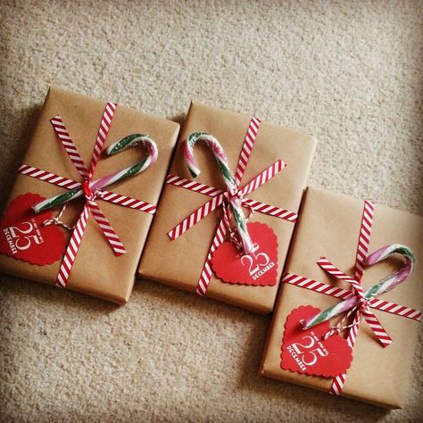 Gift Wrapping With Candy Canes, Candy Cane On Present, Candy Cane Gift Wrapping Ideas, Candy Cane Gift Wrap, Candy Cane Wrapping Ideas, Xmas Wrapping, Candy Cane Gifts, Xmas Table, Santa Gift Tags