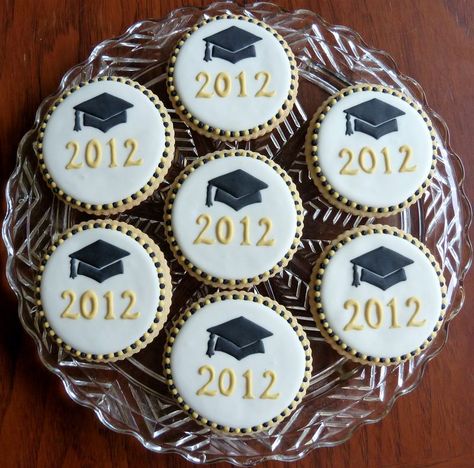 Graduation cookies by Kelley Hart Custom Cookies Graduation Party Desserts, Graduation Treats, Graduation Desserts, Cookies Cupcake, Graduation Party Cake, Graduation Party Foods, Graduation Cupcakes, Graduation Cookies, Sugar Cookie Designs