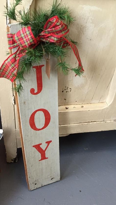 Joy Sign With Wreath, Signs For Christmas, Diy Joy, Joy Sign, Joy Christmas, Christmas Idea, Front Porch Decorating, Porch Signs, Christmas Crafts Diy