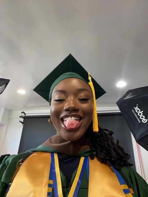 Valedictorian Pictures, Black Educated Woman, Locs Graduation Cap, College Aesthetic Black Women, Graduating University, Black Graduates, Pink Graduation Party, Funny Graduation Caps, Grad Picture Ideas