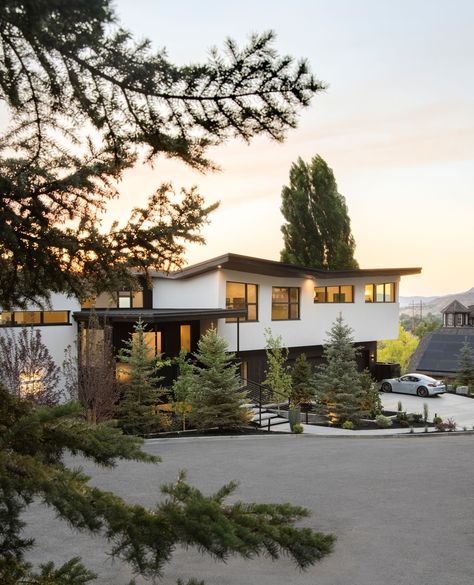 Floating bridge entrance ✔️⁠ Rooftop deck with 360º views ✔️⁠ Breezeway underneath that connects the front & backyard ✔️⁠ Bridge Entrance, Floating Bridge, Beyond The Border, Home Journal, Western Home, Architecture Construction, Rooftop Deck, Western Homes, Park City Utah