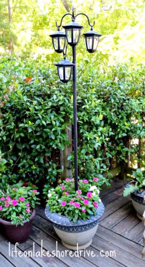 DIY Outdoor Planters - DIY Solar Lights Lamp Post Planter - Easy Planter Ideas to Make for The Porch, Pation and Backyard - Your Plants Will Love These DIY Plant Holders, Potting Ideas and Planter Boxes - Gardening DIY for Big and Small Plants Outdoors - Concrete, Wood, Cheap, Simple, Modern and Rustic Projects With Step by Step Instructions http://diyjoy.com/diy-oudoor-planters Cheap Solar Lights, Solaire Diy, Diy Planters Outdoor, Solar Lights Diy, Solar Light Crafts, Diy Outdoor Lighting, Jardim Diy, Diy Solar, Solar Garden