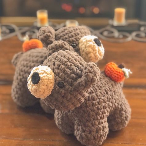 these images are for crochet patterns and these images are for crochet gifts Crochet Bear Plushie Pattern, Autumn Crochet Amigurumi, Cute Crochet Halloween, Brown Crochet Plushies, Autumn Crochet Plushies, Crochet Halloween Stuffed Animals, Brown Crochet Projects, Fall Crochet Amigurumi, Fall Crochet Plushies