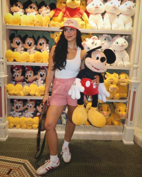 the last clip heals me 🐭🎢🥹🥨✨🤍🍿 — comment “SHOP” for 🔗’s to your DM to shop my look https://liketk.it/4NfAp Cute Outfits Disney World, Disney Outfits Trendy, Disney Outfit Ideas Winter, Disney Aesthetic Pictures, Matching Family Disney Outfits, Cool Girl Disney Outfit, Disney Inspo Outfit, Looks Disney Park, Disney Epcot Outfit