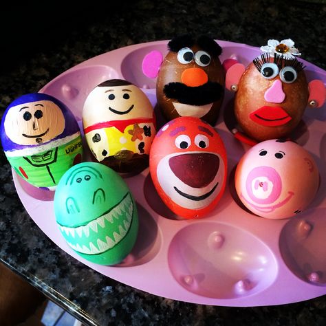 Toy story Easter eggs Easter Egg Painting Ideas, Easter Eggs Decorating Ideas, Easter Egg Cookies Decorated, Star Wars Easter Eggs, Easter Egg Hunt Ideas, Egg Hunt Ideas, Easter Egg Template, Disney Easter Eggs, Egg Decorating Ideas