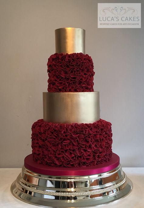 The bloody lung tissue and gold look. Cupcakes Decoration Wedding, Quince Cakes, Quinceanera Cakes, Chocolate Wedding Cake, Gold Cake, Gold Wedding Cake, Cool Wedding Cakes, Elegant Wedding Cakes, Beautiful Wedding Cakes