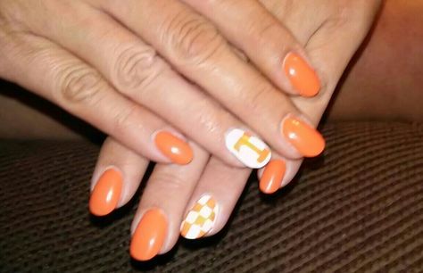 Tennessee Volunteers nail art #vols4life #GBO #VolsNation Nail Ideas For Cheerleaders, Tn Vols Nail Designs, University Of Tennessee Nail Designs, Tennessee Nails Designs, Vols Nails Tennessee, University Of Tennessee Nails, Tennessee Football Nails, Tn Vols Nails, Athestic Nails