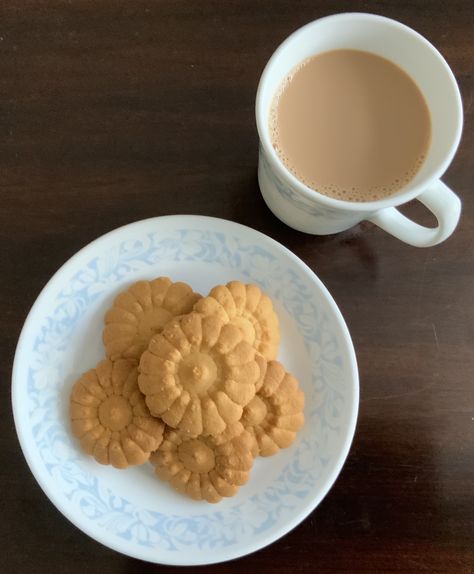 Learn how to make these delicious homemade biscuits with our easy to follow the recipe. For the full recipe, click on the link. To learn how to make the chai see our YouTube channel The Rasoi Recipes. . . . . . #biscuits #homemade #homemadebiscuits #richtea #digestives #tea #chai #chaitea #chailatte #chaitealatte Chai Biscuit Photography, Tea Dpz, Evening Tea Snacks, Chai Biscuit, Recipes Biscuits, Biscuits Homemade, Rich Tea Biscuits, Coffee Biscuits, Tea Wallpaper