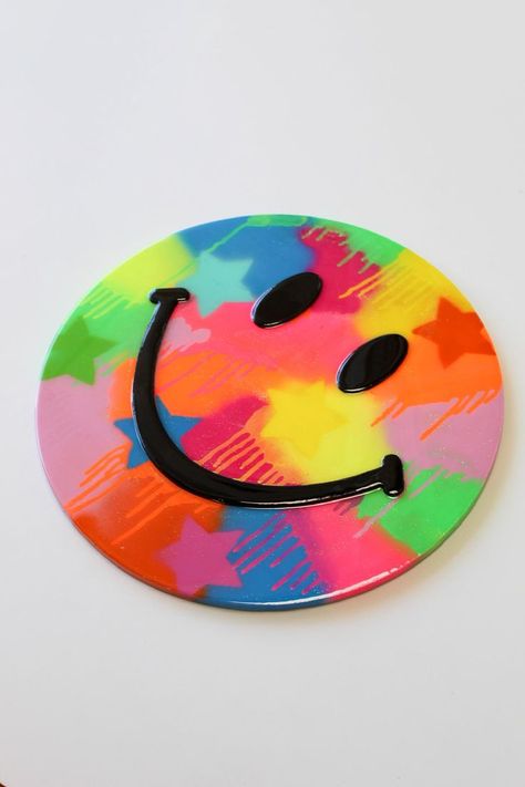 Happy Face Painting, Circular Canvas Painting, Neon Graffiti, Cuadros Diy, Circular Canvas, Record Painting, Kids Canvas Art, Art Print Collection, Kids Canvas