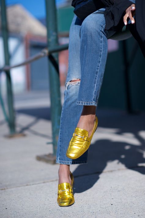 topshop metallic loafers Gold Loafers Outfit, Loafers Winter, How To Wear Loafers, Silver Loafers, Gold Loafers, Jean Genie, Metallic Loafers, Loafers Outfit, Outfits 2016