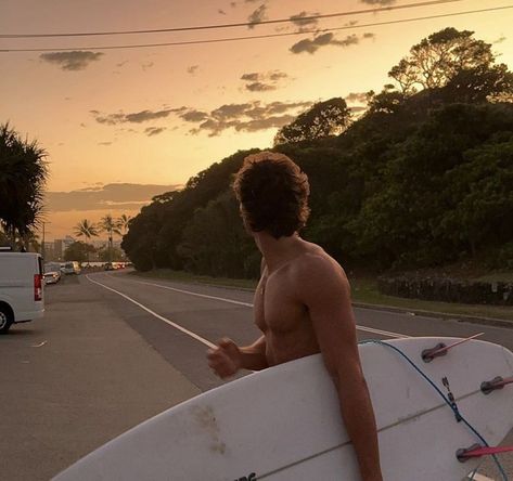 Surf Photo Ideas, Surfer Boys Aesthetic, Surf Life Aesthetic, Ocean Boy Aesthetic, Beach Boy Aesthetic Outfits, Beach Boys Aesthetic, Summer Boy Aesthetic, Surfing Outfits, Surfer Boy Aesthetic