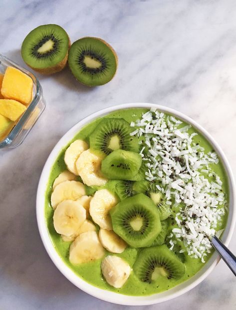 kiwi smoothie bowl Kiwi Smoothie Bowl, Mango Smoothie Bowl, Kiwi And Banana, Vegan Smoothie Bowl, Easy Granola, Banana Smoothie Bowl, Kiwi Smoothie, Smoothie Bowls, Mango Smoothie