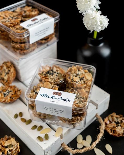 Bahan dan Cara membuat Florentine Cookies s://resepmamiku.com/florentine-cookies-sarongsarie Florentine Cookies Packaging, Cookies Packaging Ideas, Cookies Lebaran, Hampers Kue, Cookies Business, Package Cookies, Aussie Bites, Dessert Packaging Design, Kacang Kacangan