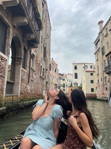 Two girls looking up at the buildings lining the canal on a gondola ride in Venice. Venezia Picture Ideas, Venice Inspo Pics, Italy With Best Friend, Venice Italy Instagram Pictures, Besties In Italy, Venice Italy Boat Ride, Venice Trip, Future Board, Italy Vibes