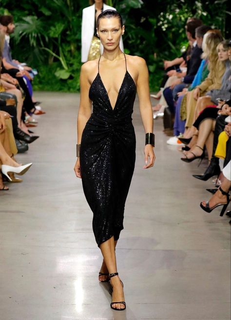 Michael Kors Spring 2023 Bella Hadid Catwalk, Kendall Jenner Fashion Show, Bella Hadid Body, Bella Hadid Dress, Bella Hadid Runway, Model Backstage, Elegant Fits, Runway Walk, Isabella Hadid