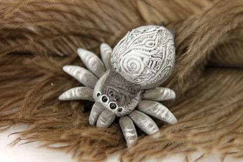 Clay Spider, Hay Bale Art, Clay Kawaii, Clay Monsters, Making Clay, Spider Crafts, Famous Characters, Clay Magnets, Clay Sculptures