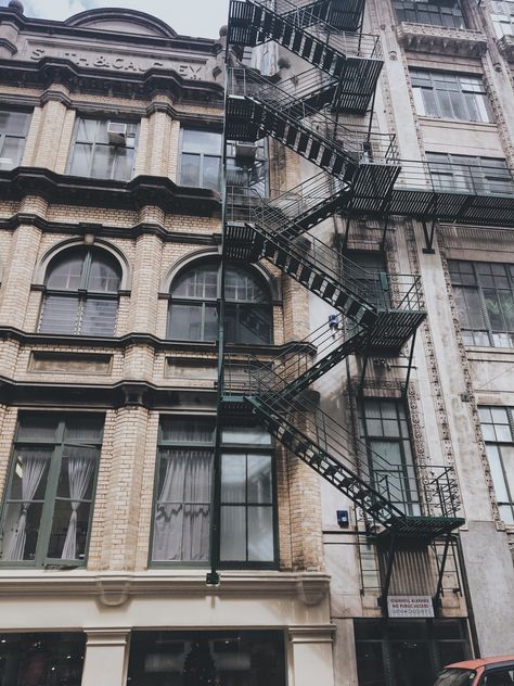 Feeling like Nyc apartments. Fire escape stairs Vsco. New York City. New York Nyc Apartment Fire Escape, Apartment Nyc Exterior, Nyc Fire Escape Aesthetic, Apartment Fire Escape, Fire Escape Aesthetic, Old New York Apartment, Nyc Fire Escape, Urban Stairs, Escape Aesthetic