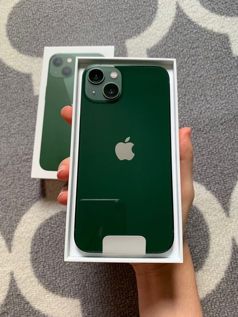 Iphone 13 Vert, Iphone 13 Green Aesthetic, Manifesting Iphone, Iphone 13 Green, Happy Birthday Bestie Quotes, Clear Phone Case Design, Alpine Green, Iphone Colors, Photo Editing Vsco