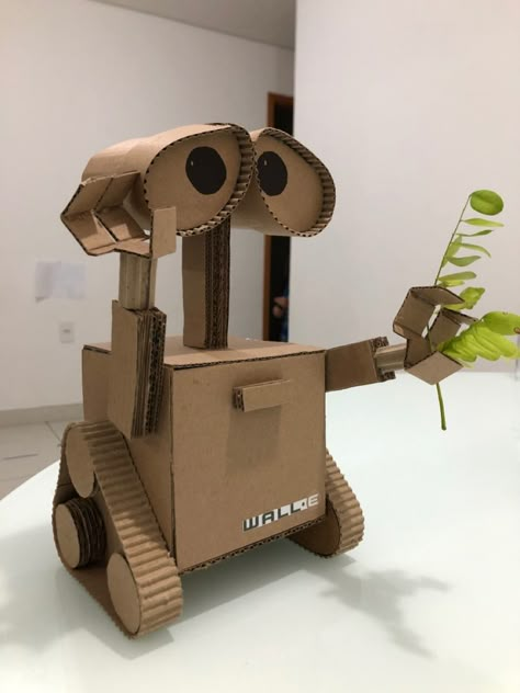 Cardboard Robot, Cardboard Sculpture, Wood Projects Diy, Cardboard Art, 캐릭터 드로잉, Wall E, Easy Diy Art, Cardboard Crafts, Fun Diy Crafts