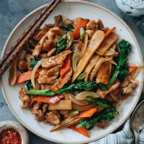 Chicken Chop Suey, Julienne Vegetables, Leftover Vegetables, Chicken Chop, Recipe Ingredients List, Crunchy Veggies, Blanching Green Beans, One Pot Vegetarian, Chinese Bbq Pork