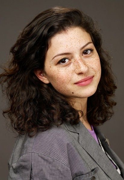 Alia Shawkat Bra Size, Age, Weight, Height, Measurements - http://www.celebritysizes.com/alia-shawkat-bra-size-age-weight-height-measurements/ Alia Shawkat, 13 Tattoos, Sundance Film Festival, Dua Lipa, Drawing People, Look Cool, Cortes De Cabello Corto, Character Inspiration, Curly Hair