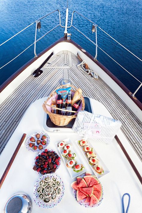 Dinner on a yacht Boat Bachelorette Party, Diy Fotokabine, Yacht Party, Boat Party, Summer Time, Bachelorette Party, Travel Inspiration, Sailing, Road Trip