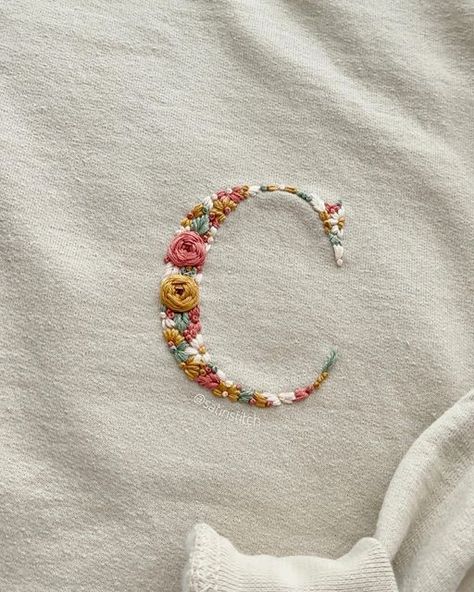 Floral Initial Embroidery, C Embroidery Letter, Initial Embroidery Letters, Embroidery On Baby Clothes, Embroidery Initials Letters, Embroider Initials, Moss Embroidery, Drawing Embroidery, Tshirt Embroidery