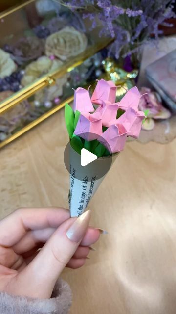 Lou Creations | DIY and Gifts on Instagram: "DIY MINI FLOWERS BOUQUET 🌷🌷 Save so you can try it Follow for more DIY ideas All available items can be found in the highlights DM to order 📩 #diy #diyflowers #diybouquet #flowerbouquet #diyideas #handmade #paper #paperdiy" Diy Mini Flowers, Mini Paper Bouquet, Flower Bookey, Mini Flowers, Instagram Diy, Diy Bouquet, December 12, Valentine Crafts, Diy Flowers