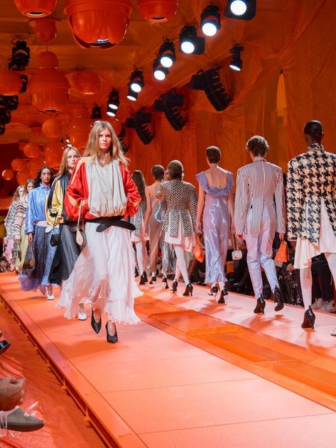 Louis Vuitton 2024 Runway, Louis Vuitton Spring 2024, Louis Vuitton 2024, Fashion Show Set Design, Louis Vuitton New Bags, Louise Vuitton, Louis Vuitton Trunk, White Tights, Louis Vuitton Shop