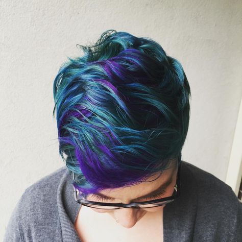 Becoming A Mermaid: Fashion, Style, & Beauty Tips Pixie Hair Color, Mermaid Hair Color, Galaxy Hair, Vivid Hair Color, Teal Hair, Blonde Pixie Cuts, Fresh Color, Funky Hairstyles, Short Hair Color