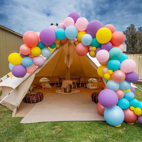 Balloon Decoration Ideas, Glamping Party, Birthday Room Decorations, Simple Birthday Decorations, Camping Birthday Party, Balloon Installation, Play Outside, Fairy Birthday Party, Summer Garden Party