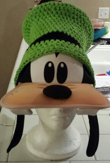 Kristian's crochet Goofy hat!♥ Goofy Crochet, Goofy Costume, Goofy Hat, Crochet Animal Hats, Outfit Disney, Hat Diy, Disney Mickey Ears, Disney Hats, Fantasia Disney