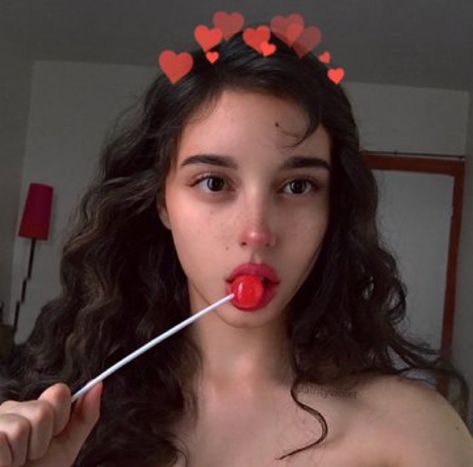 Eating Lollipop Pose Drawing, Lollipop Pose Reference, Instagram Baddie, Selfie Poses Instagram, Jenner Outfits, Girl Inspiration, Instagram Highlight Icons, I Love Girls, Selfie Poses