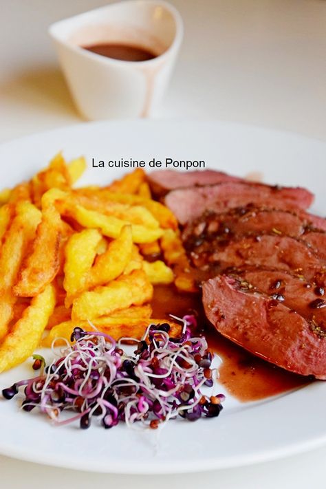 Magret de canard cuit à basse température, sauce au vin et ail noir accompagné de frites - La cuisine de Ponpon: rapide et facile! Rump Steak, Steak Frites, Round Roast, Wagyu Beef, Grade 7, Sirloin Steaks, Marbling, French Fries, Food Dishes