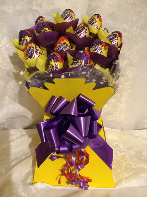 Creme egg bouquet Easter Chocolate Bouquet, Easter Sweets Ideas To Sell, Taal Ideas, Egg Bouquet, Easter Candy Bouquet, Easter Hampers, Birthday Candy Bouquet, Easter Bouquet, Chocolate Flowers Bouquet