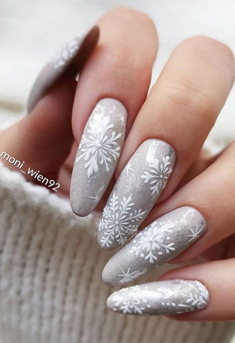 Christmas Snow Flake Nails Acrylic, White Christmas Nails Almond Shape, Grey Nails With Snowflake Winter, Christmas Grey Nails, Gray Snowflake Nails, Nail Art Designs Snowflakes, Grey Snowflake Nails, Christmas Nails Grey, Winter Nails Grey