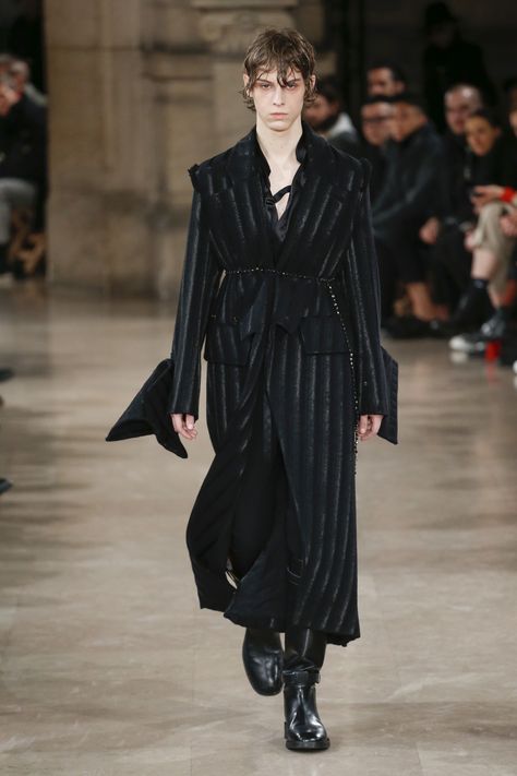 Ann Demeulemeester Fall 2018 Menswear Collection - Vogue Ann Demeulemeester Menswear, Mens Fashion 2018, Menswear Runway, 2016 Menswear, Menswear Fashion Show, Mens Fashion Fall, Mens Designer Fashion, Menswear Fashion, Ann Demeulemeester