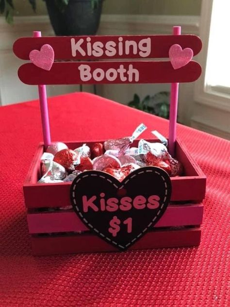 Easy Valentine Crafts, Diy Valentine's Day Decorations, Diy Valentines Decorations, Creative Gifts For Boyfriend, Valentine's Day Decorations, Diy Gifts For Him, Valentine Projects, Diy Valentine's Day, Kissing Booth