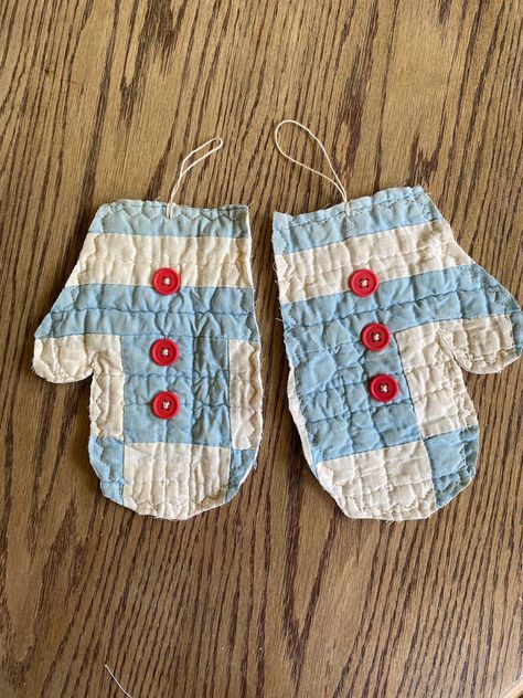 Mittens Ornaments, Mitten Ornaments, Easy Christmas Ornaments, Scrap Fabric Crafts, Quilted Ornaments, Quilted Christmas Ornaments, Old Quilts, Fabric Ornaments, Vintage Quilt