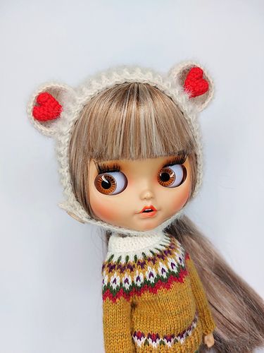 Ravelry: Bear Hat for Blythe Doll pattern by Olha Povzun Blythe Doll Crochet Free Pattern, Blythe Crochet Hat Pattern, Blythe Dolls With Bangs, Blythe Dolls Wavy Hair, Big Bunny, Alternative Blythe Doll, Bear Hat, Crochet Doll Clothes, Blythe Doll