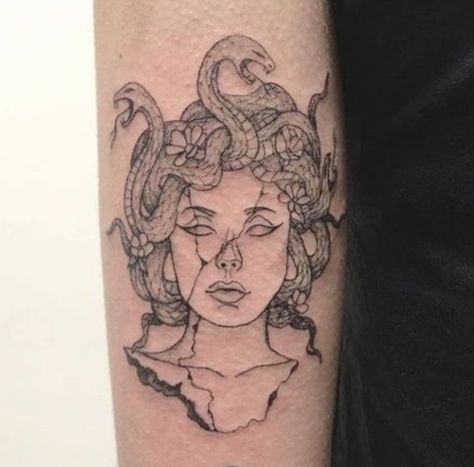 Tattoo Medusa, Wörter Tattoos, Medusa Tattoo Design, Tattoo Quotes For Women, Inspiration Tattoos, Geniale Tattoos, Medusa Tattoo, E Tattoo, Tattoo Videos