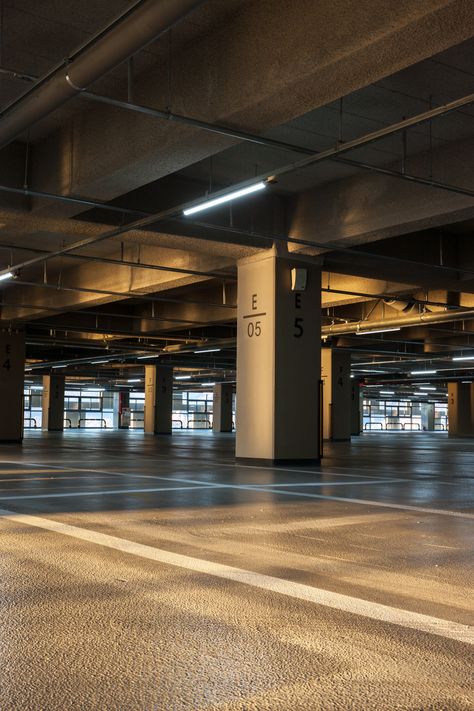 The site is located on the east side of the Honam Expressway branch line that extends from north to south. There is a stream running through the southern side of the site, and there is a flat land beyond that, so it will be visible to many people in the building. In addition, the eastern side has an open view towards the apartment complex in the vicinity, so it was planned to give the residents of the apartment a comfortable view. Basement Parking, The Residents, Architecture Inspiration, Apartment Complexes, Parking Design, Parking Garage, Parking Lot, East Side, The East