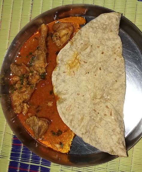 Jowar Roti with Desi Chicken Curry Roti And Curry Chicken, Jowar Roti, Chicken Recipes For Dinner, Desi Khana, Recipes For Dinner, Chicken Curry, Snap Food, Amazing Recipes, Curry Chicken