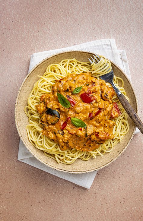 Romige gerechten, wie houdt er niet van? Zeker in combinatie met pasta is een romig gerecht onweerstaanbaar! Deze romige spaghetti met kipgehakt is een gerecht waar je je vingers bij aflikt Diner, Comfort Food, Spaghetti, Pasta, Healthy Recipes