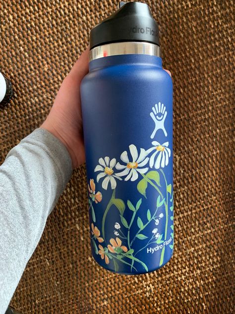 Water Bottle Painting Ideas, Hydroflask Stickers Ideas, Water Bottle Painting, Aesthetic Hydroflask, Technology Crafts, Hydroflask Painting, Painted Water Bottle, Painted Hydroflask, Hydro Painting