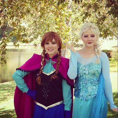 Pin for Later: 45 Anna and Elsa Costume Ideas For a Frozen Halloween Anna and Elsa Here's an impressive handmade look. Halloween Bff, Anna Halloween Costume, Frozen Halloween Costumes, Disney Princess Halloween Costumes, Best Friend Costumes, Disney Costumes Diy, Anna Und Elsa, Halloween Parejas, Anna Costume