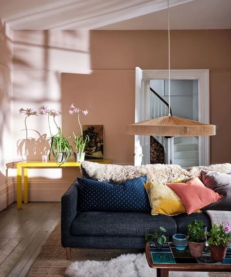 These Are The Best Neutral Paints To Choose Depending On Your Room's Orientation – According To Color Experts 2 Sulking Room Pink Living Room, Sulking Room Pink Farrow And Ball, Farrow Ball Setting Plaster, Sulking Room Pink, Setting Plaster, Farrow And Ball Paint, Sofa Lounge, Decorating Advice, Painted Front Doors